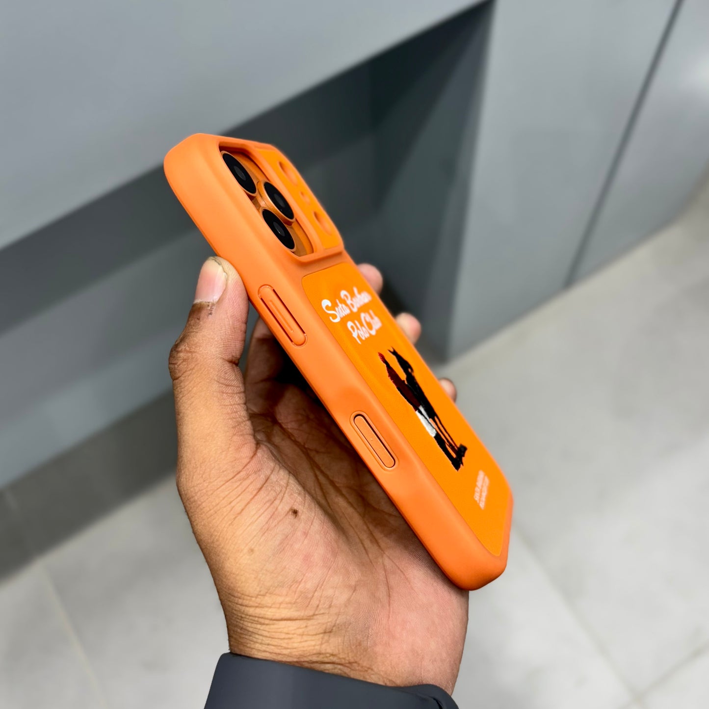 Santa Barbara Questa-Orange with Magsafe Case ( No. 2002 ) 17 Series