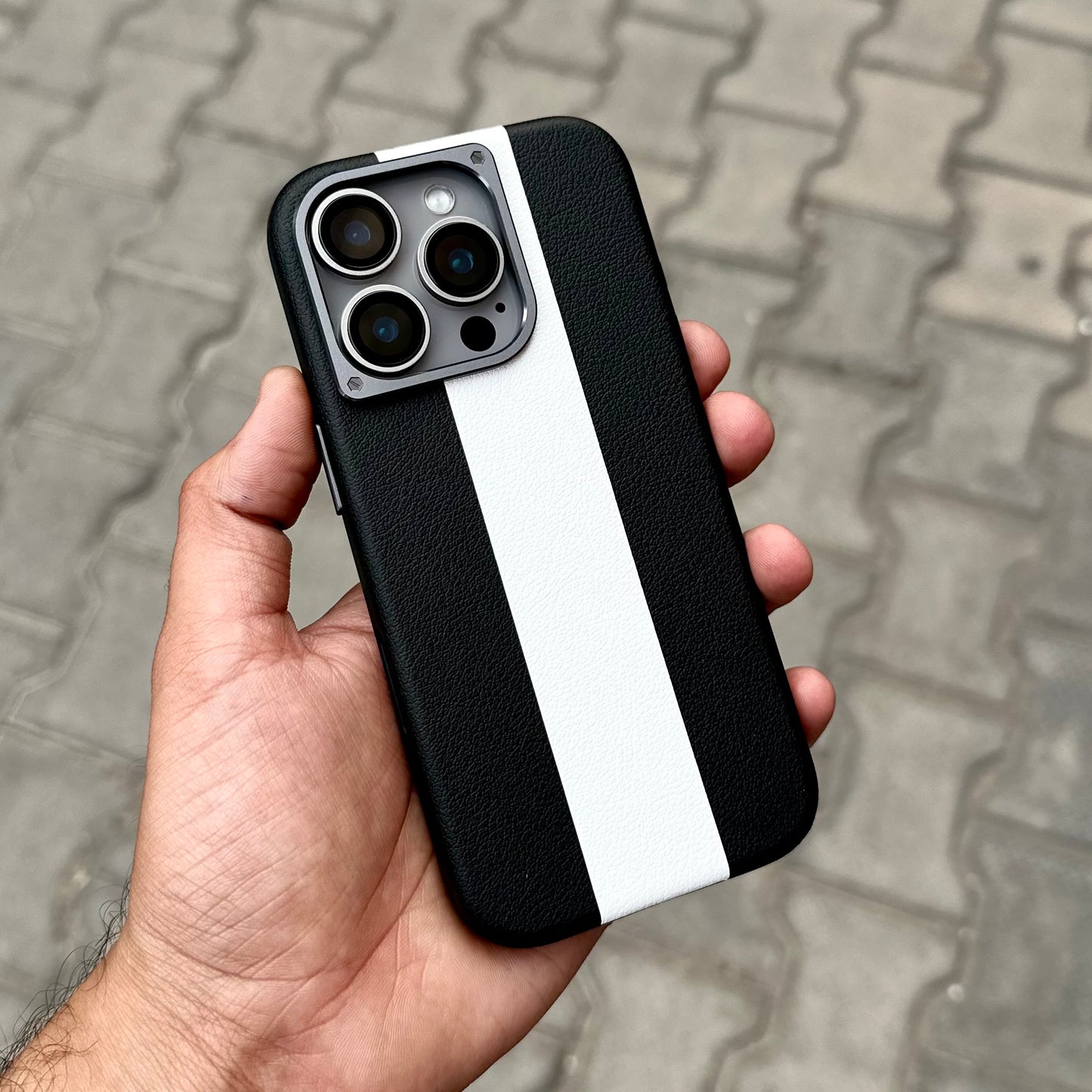 LFOM Case With Magsafe-Black-White ( No. 1818 )