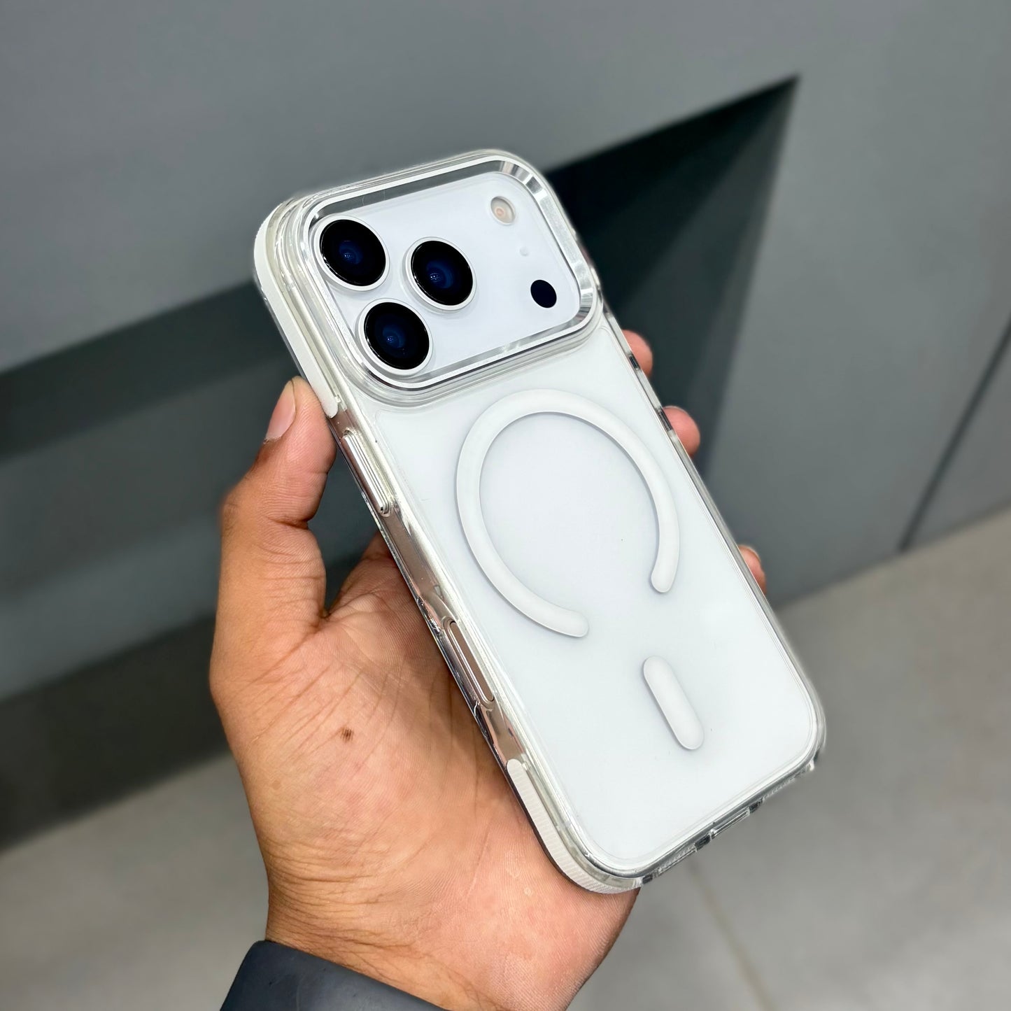 Dynamik Trans Case with Magsafe -White ( No. 2128 )