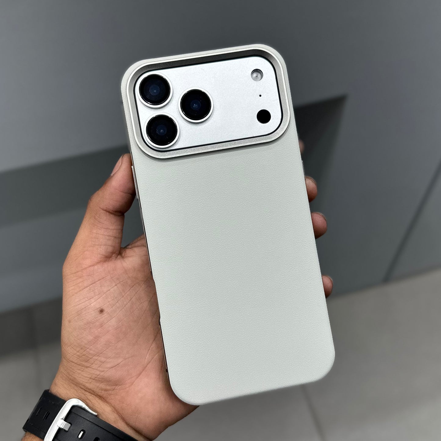 MOVENCHY SIDE METAL CASE MAGSAFE - GREY ( No. 2775 )