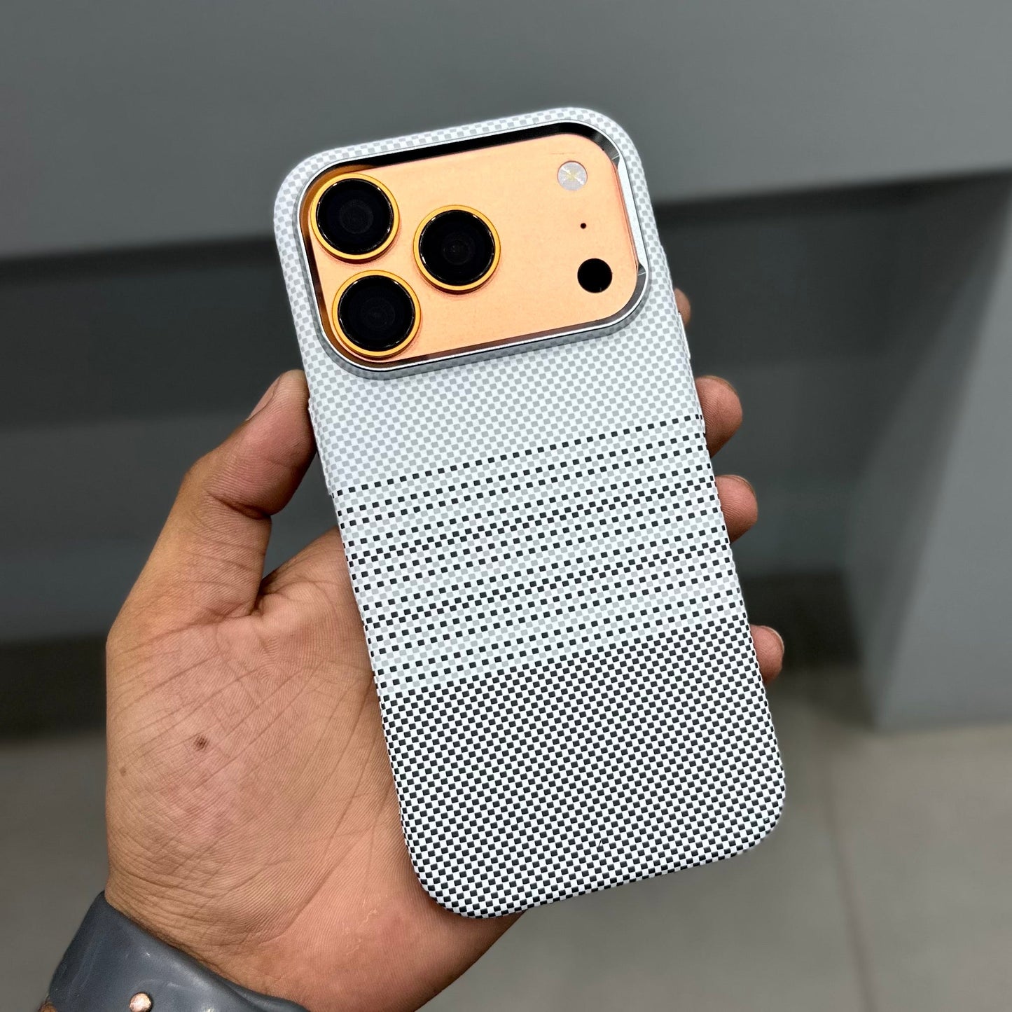 LUXO MAGSAFE CASE - SILVER STEALTH CASE ( No. 3593 )