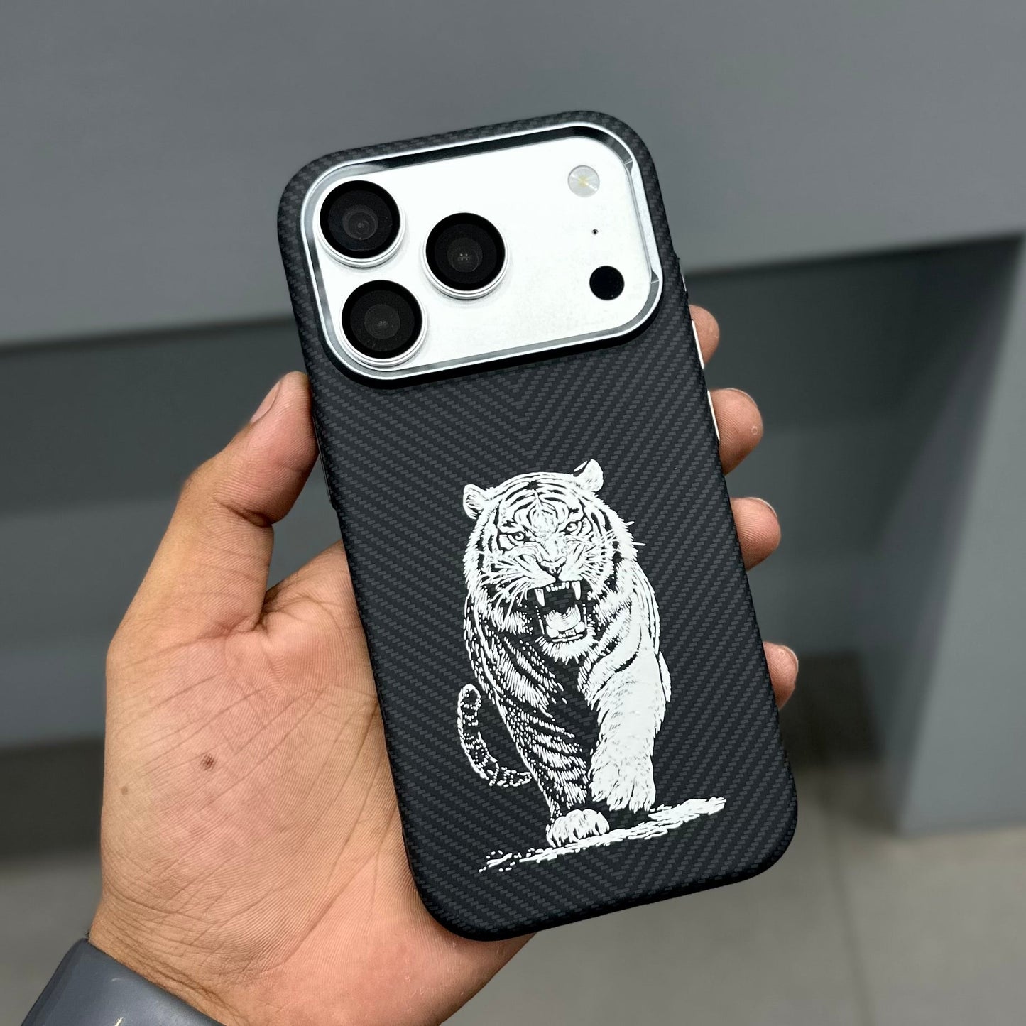TIGER CARBON MAGSAFE CASE - BLACK ( No. 3731 )