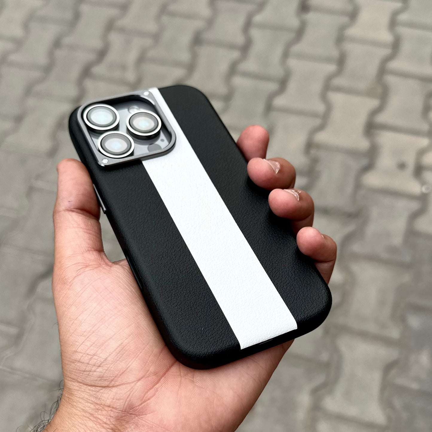LFOM Case With Magsafe-Black-White ( No. 1818 )