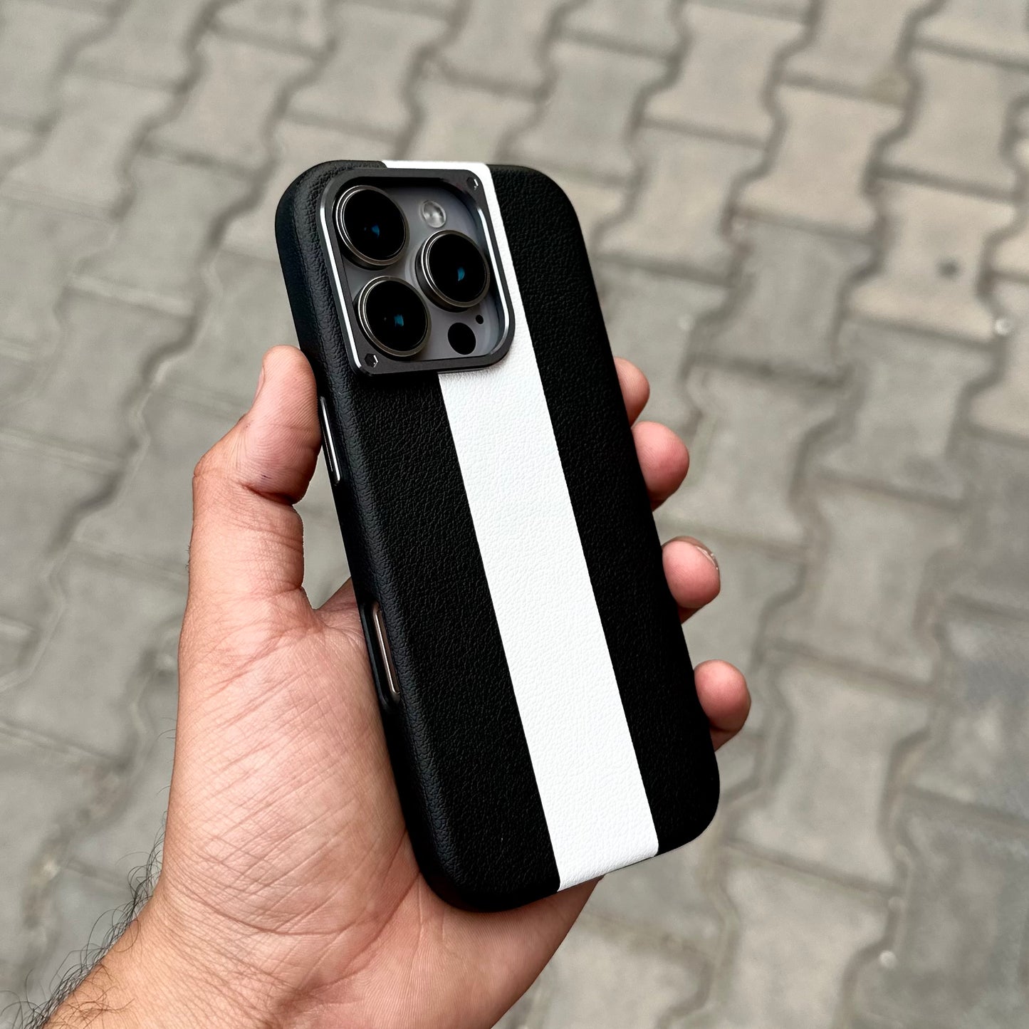 LFOM Case With Magsafe-Black-White ( No. 1818 )