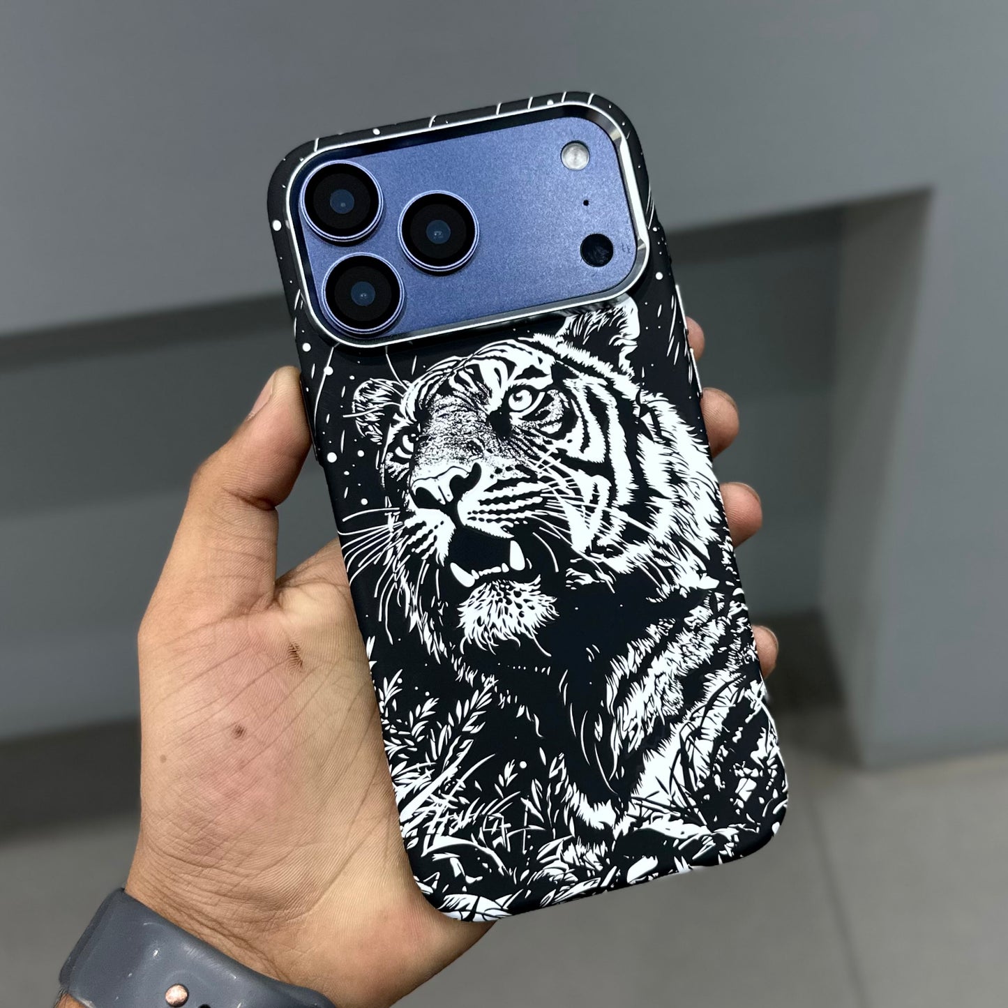 LUXO MAGSAFE CASE - BLACK WHITE TIGER ( No. 3659 )