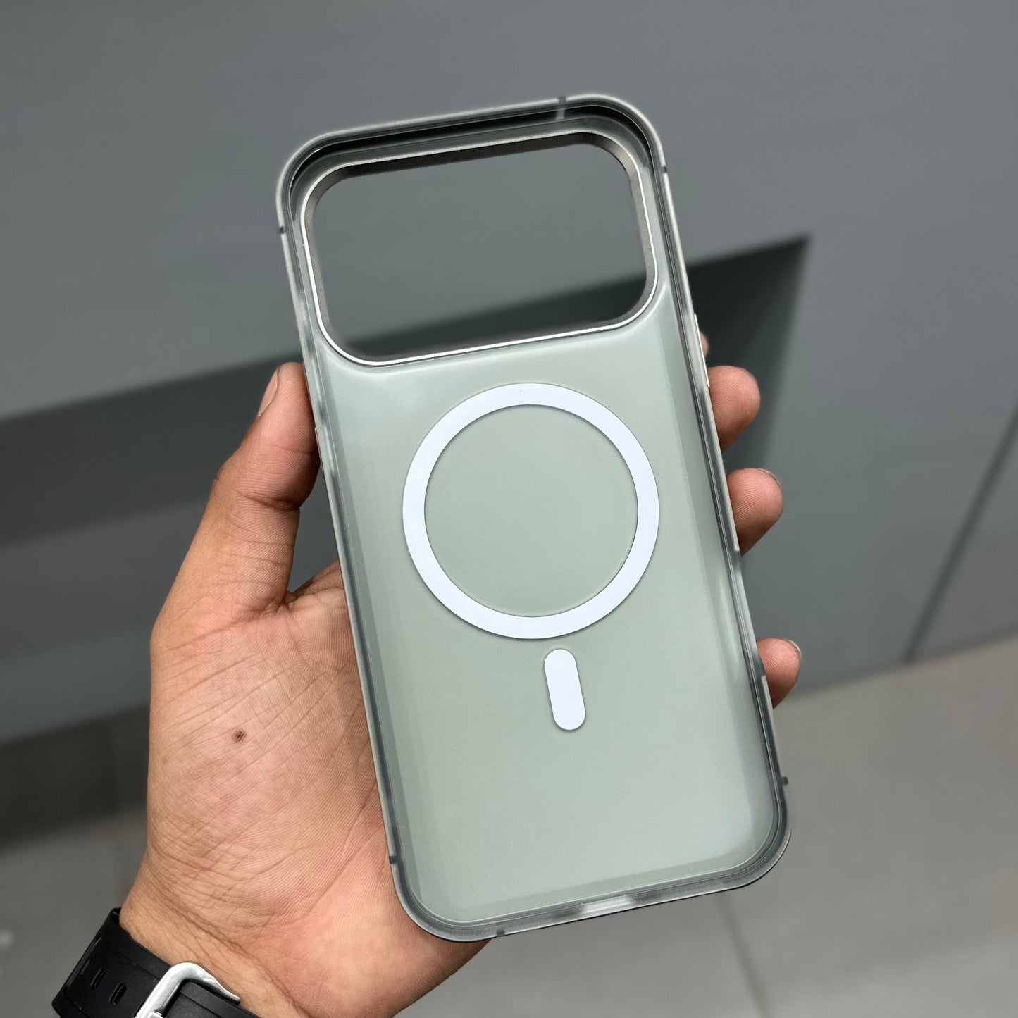 MOVENCHY SIDE METAL CASE MAGSAFE - GREY ( No. 2775 )