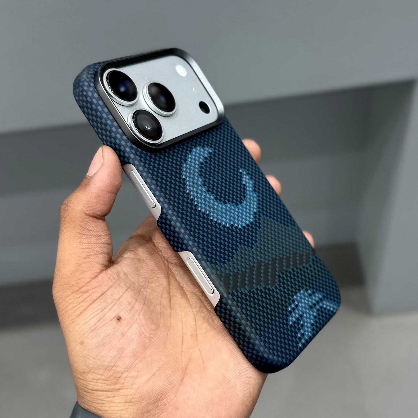 CMAQ ARAMID PRO MAGSAFE REAL CARBON CASE - MOON BLUE ( No. 3322 )